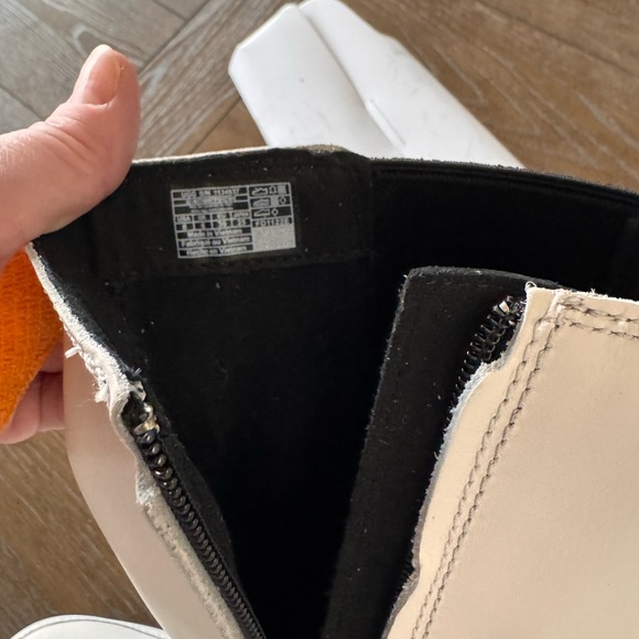 UGG Women's Cream and Black Winter Boots - Picture 14 of 14